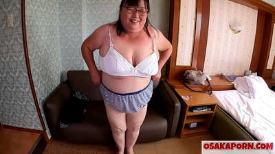 Feit japönsk mamma sýnir risastóra brjósta sína og hefur gaman af kynlífsleikfangi. 51 árs gömul asísk móðir talar um kynlífsreynslu sína. Yukiko 1 OSAKAPORN feitur milf